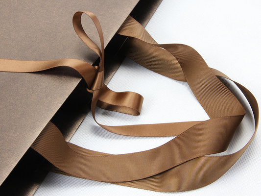 Sacs en papier irisés d'or lumineux sérigraphiant les sacs-cadeaux de papier de Brown