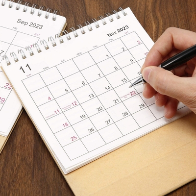 2023 Calendrier mensuel d'impression Calendrier de bureau en carton 1400gsm 1800gsm